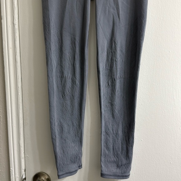 Lululemon Reveal Crop *Zen Expression~ Solar Grey ~ size 8 - Picture 8 of 16